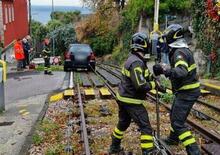 Guida l’auto sulle rotaie di un tram ma si blocca. I vigili del fuoco liberano la vettura