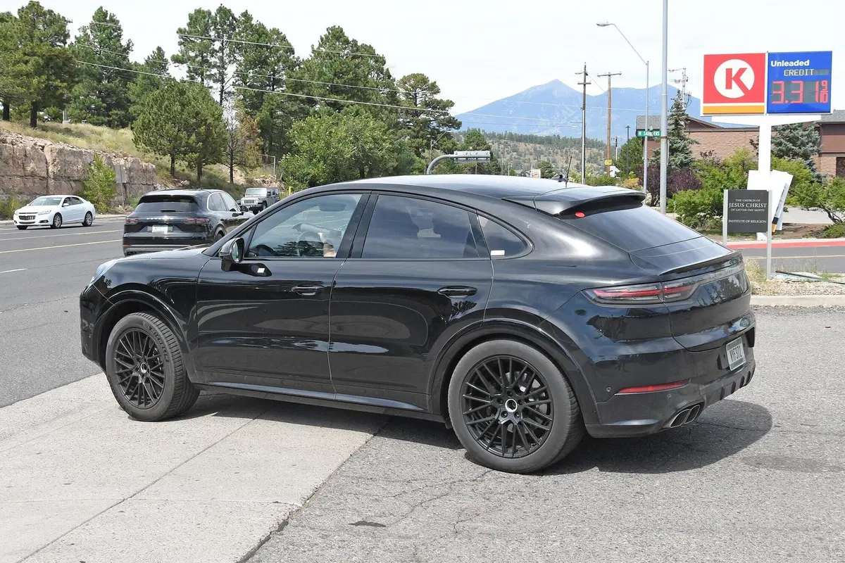 Porsche Cayenne Turbo Coupé, le foto spia (2)