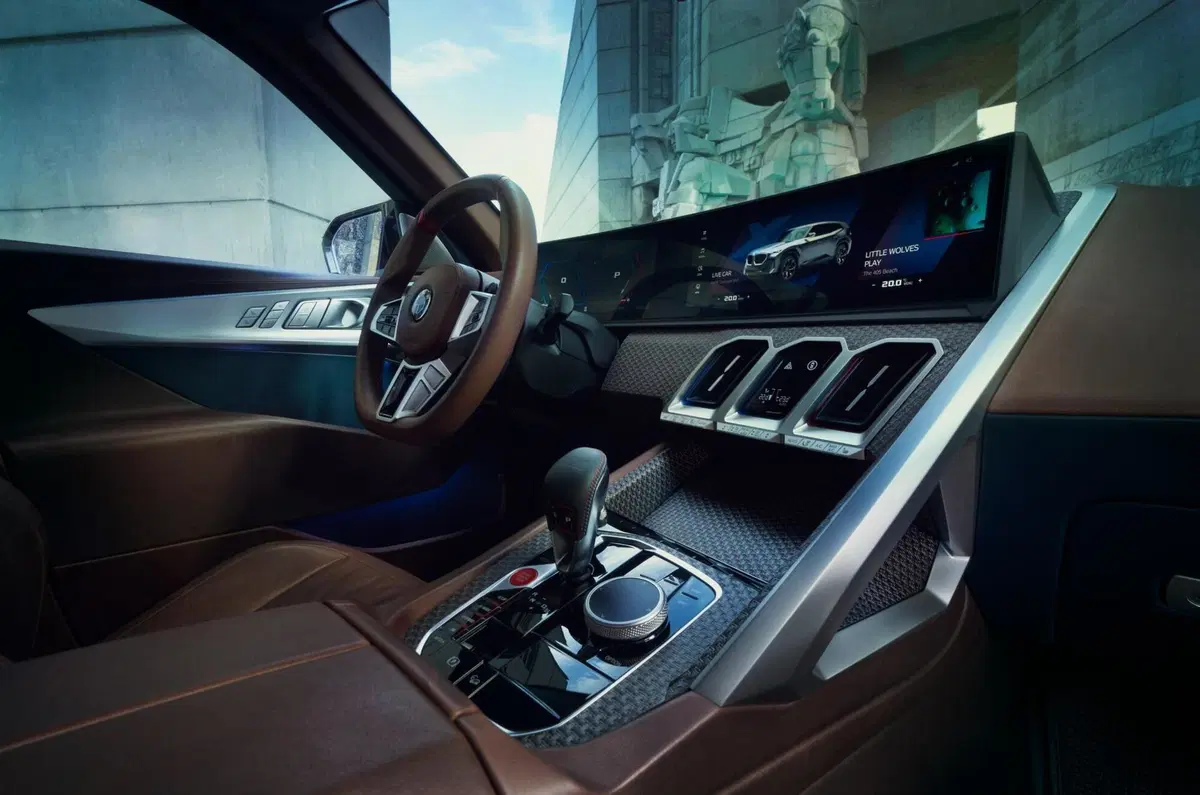 BMW Concept XM traccia lo stile futuro del brand con un ibrido plug-in da 750 CV (4)