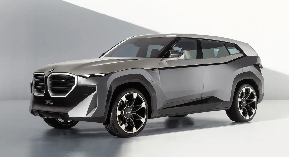BMW Concept XM traccia lo stile futuro del brand con un ibrido plug-in da 750 CV (6)