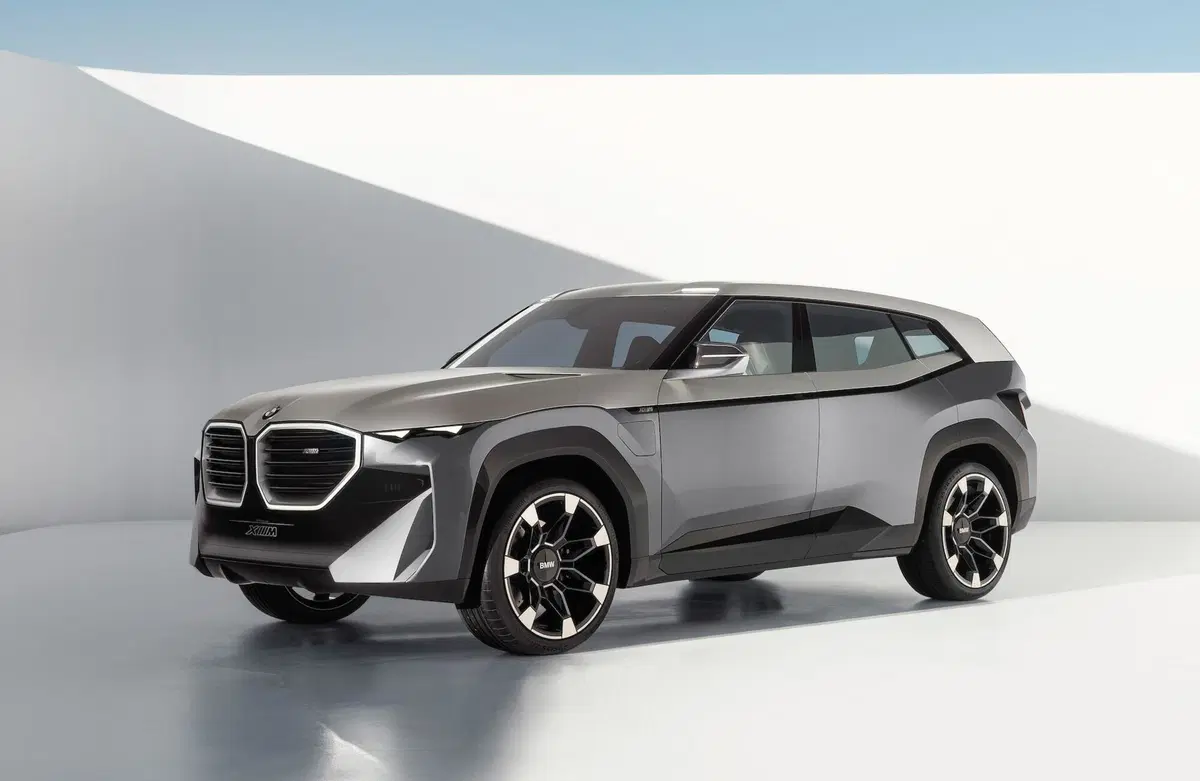 BMW Concept XM traccia lo stile futuro del brand con un ibrido plug-in da 750 CV (9)