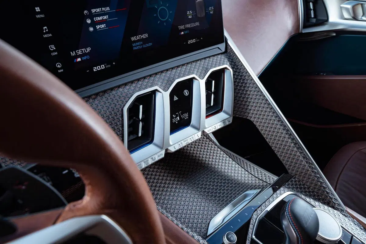 BMW Concept XM traccia lo stile futuro del brand con un ibrido plug-in da 750 CV (11)