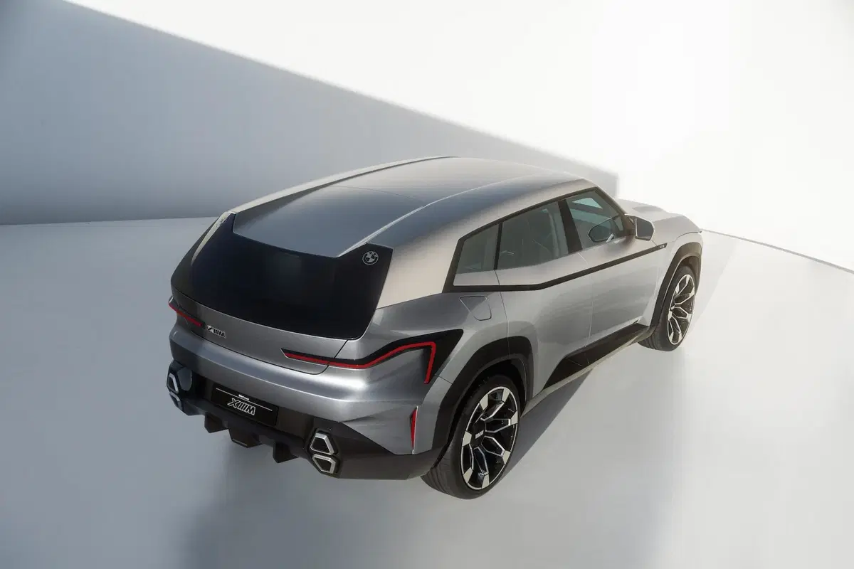BMW Concept XM traccia lo stile futuro del brand con un ibrido plug-in da 750 CV (10)