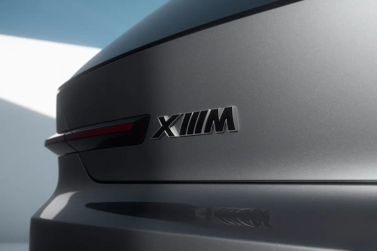BMW Concept XM traccia lo stile futuro del brand con un ibrido plug-in da 750 CV (12)