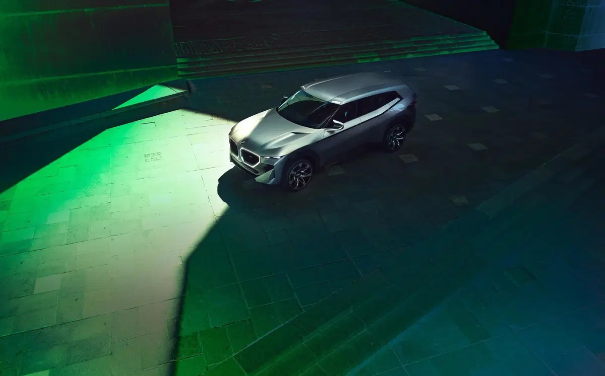 BMW Concept XM traccia lo stile futuro del brand con un ibrido plug-in da 750 CV (15)