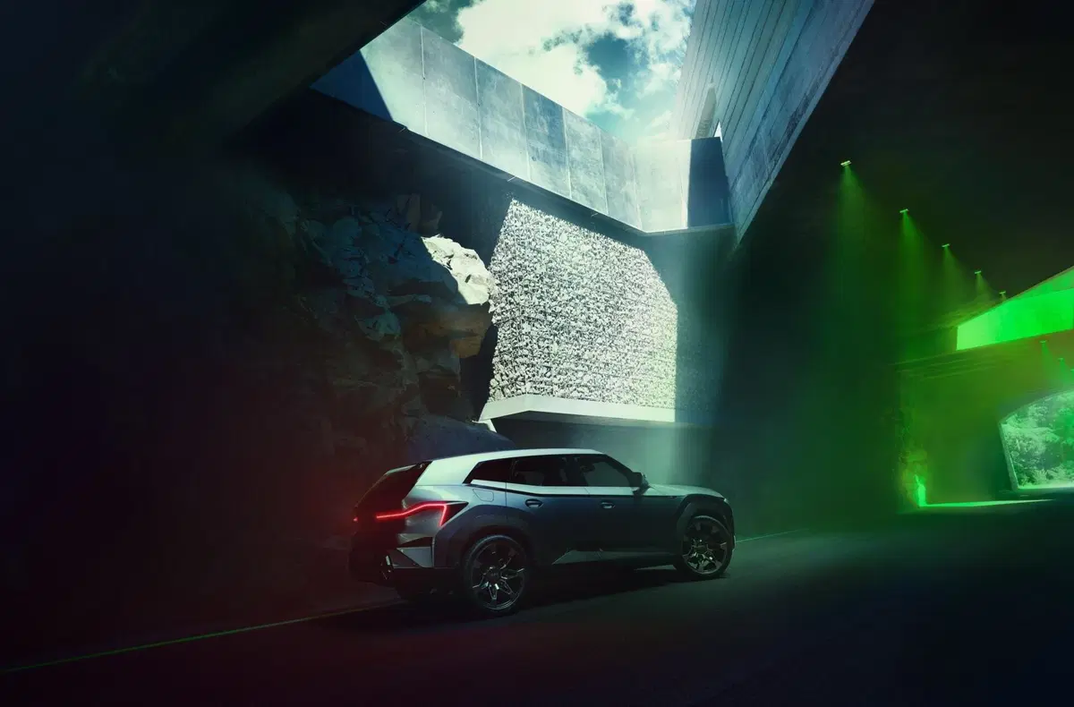 BMW Concept XM traccia lo stile futuro del brand con un ibrido plug-in da 750 CV (14)