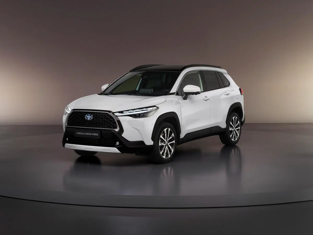Toyota, la Corolla diventa un SUV: l'ibrida Cross è pronta per l'Europa