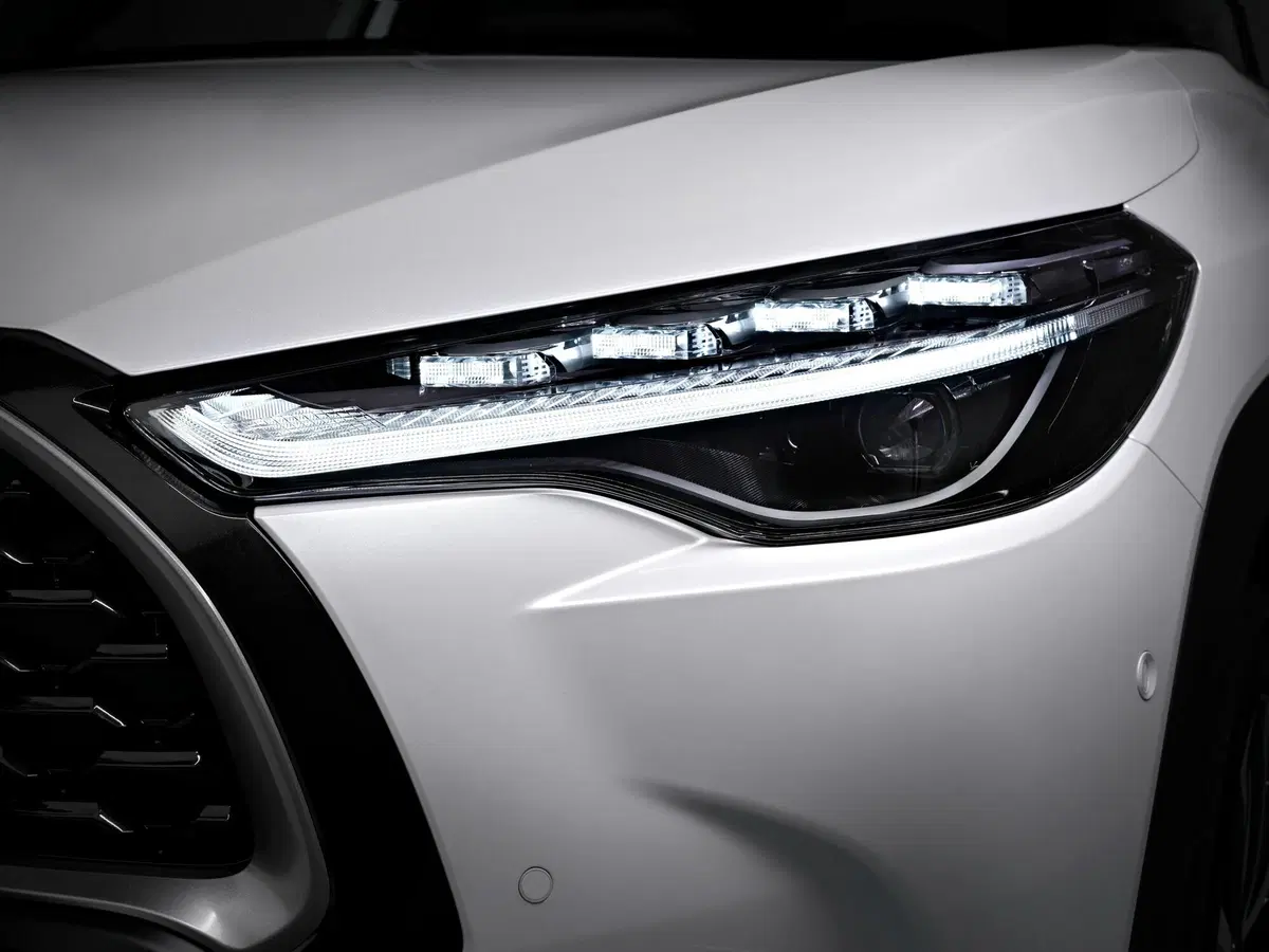 Toyota, la Corolla diventa un SUV: l'ibrida Cross è pronta per l'Europa (4)