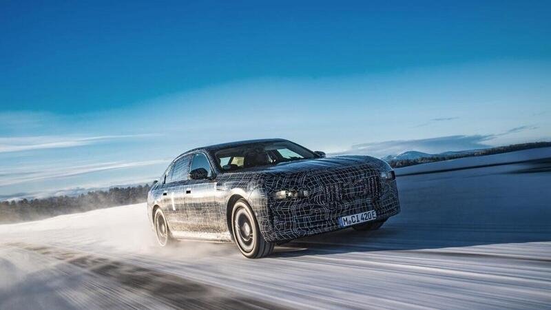 BMW i7, la prima berlina elettrica d&rsquo;alta gamma, alla prova tra ghiaccio e neve