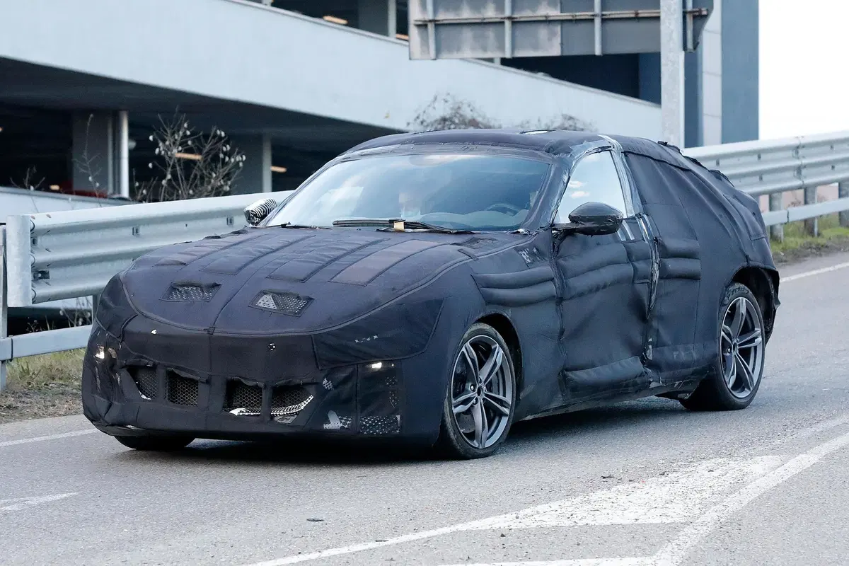 Ferrari Purosangue, le foto spia del SUV del Cavallino (9)