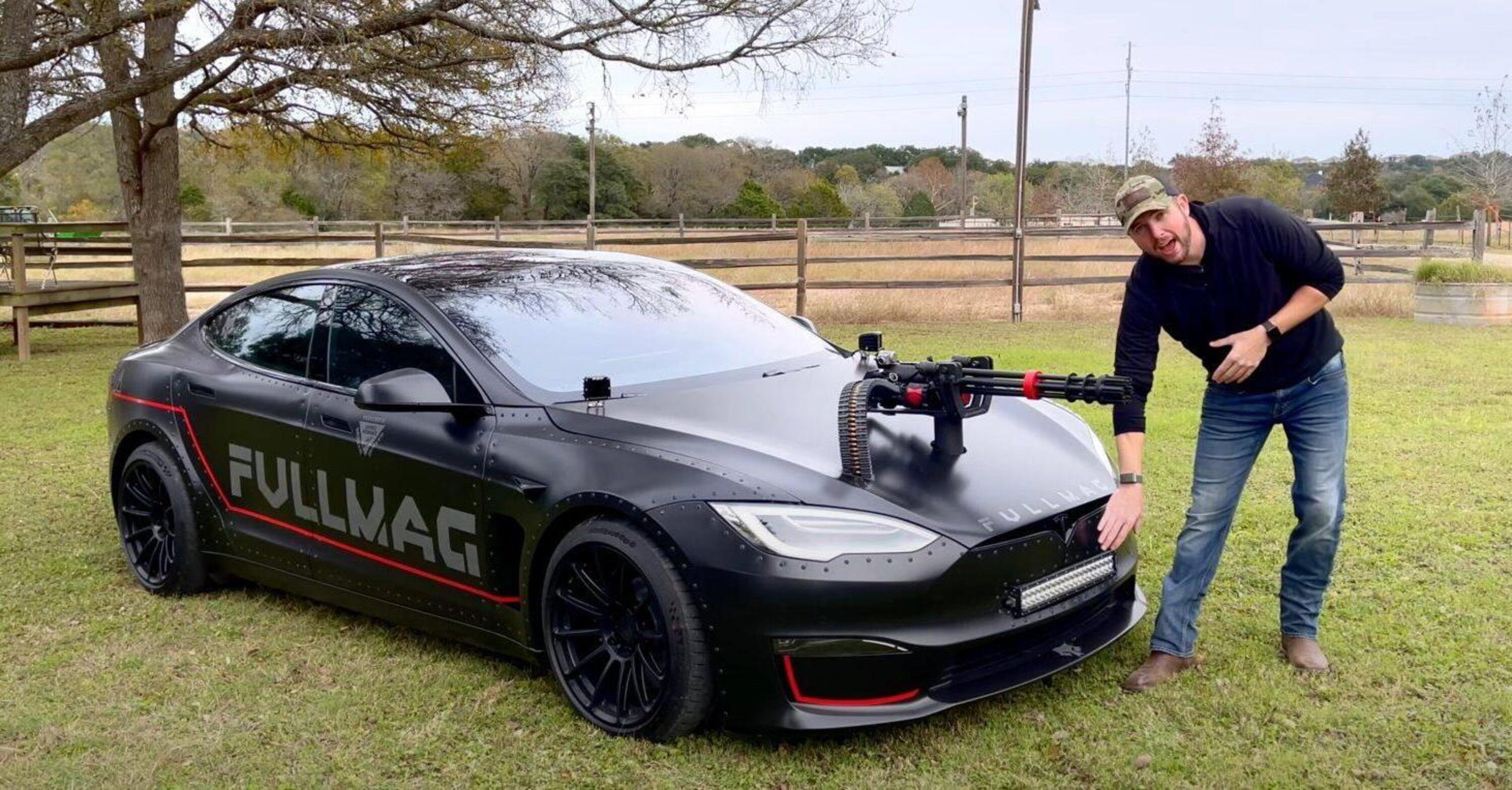 [VIDEO] Monta un mitragliatore sul cofano della sua Tesla Model S Plaid e si lancia ad oltre 200 Km/h