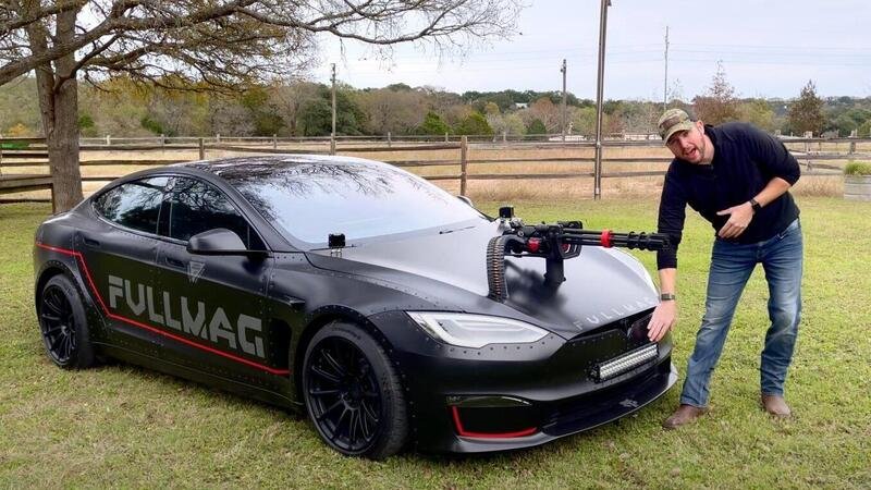 [VIDEO] Monta un mitragliatore sul cofano della sua Tesla Model S Plaid e si lancia ad oltre 200 Km/h