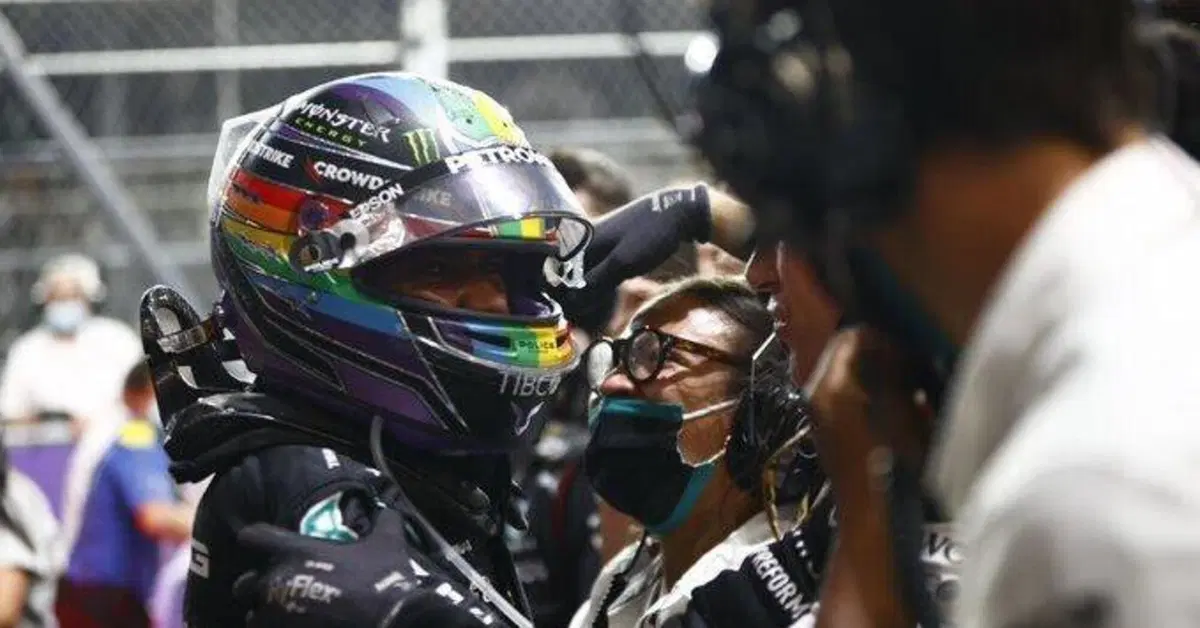 F1, Hamilton: "Non so perch&egrave; Verstappen ha frenato in modo cos&igrave; pesante"