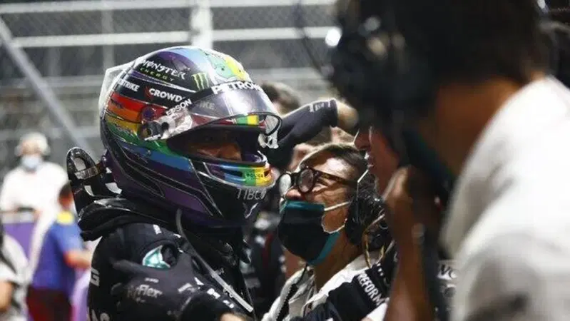 F1, Hamilton: "Non so perch&egrave; Verstappen ha frenato in modo cos&igrave; pesante"