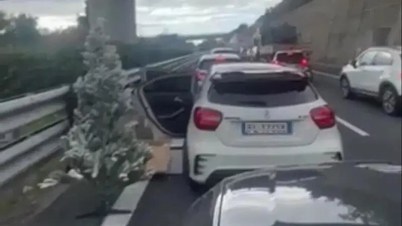 Coda in autostrada per andare in montagna? No-problem faccio l'albero di Natale