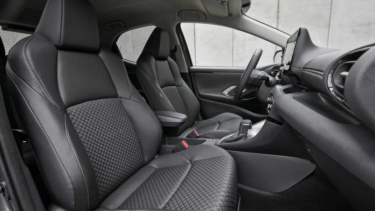 Nuova Mazda 2 ibrida, Anche full (alla Toyota): listino prezzi Italia da 19mila euro (10)