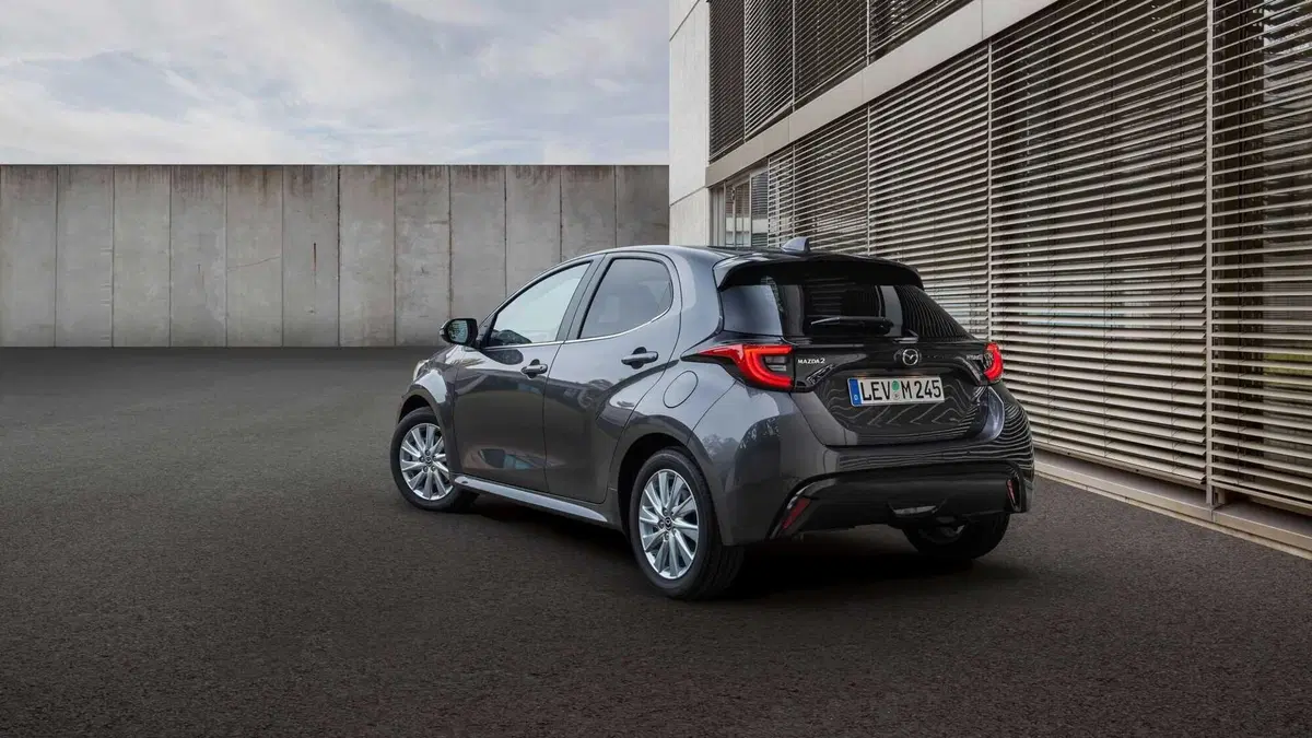 Nuova Mazda 2 ibrida, Anche full (alla Toyota): listino prezzi Italia da 19mila euro (4)