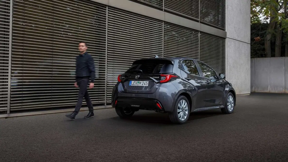 Nuova Mazda 2 ibrida, Anche full (alla Toyota): listino prezzi Italia da 19mila euro (2)
