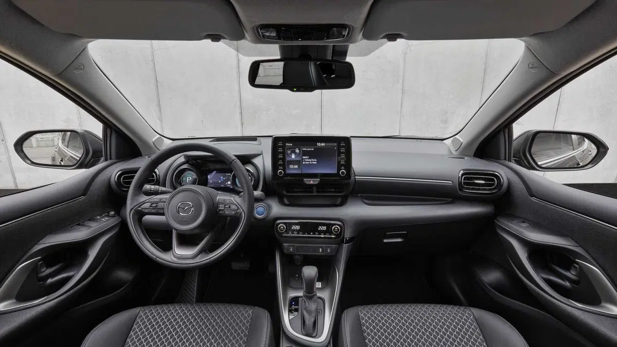 Nuova Mazda 2 ibrida, Anche full (alla Toyota): listino prezzi Italia da 19mila euro (9)