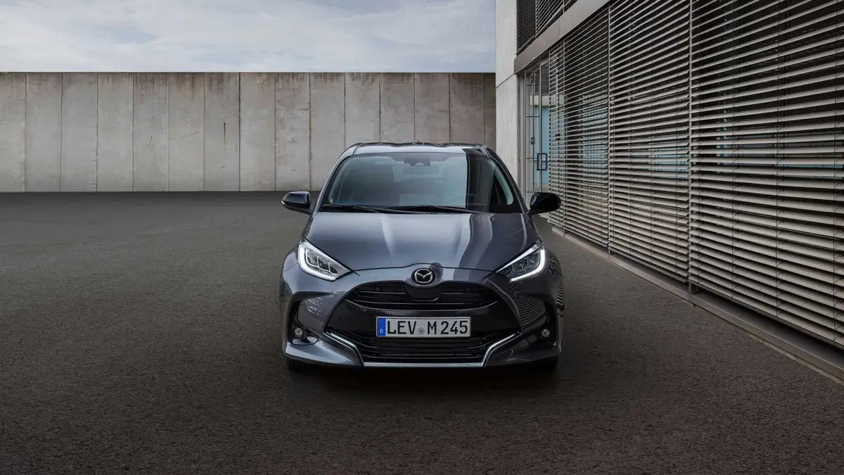 Nuova Mazda 2 ibrida, Anche full (alla Toyota): listino prezzi Italia da 19mila euro (3)