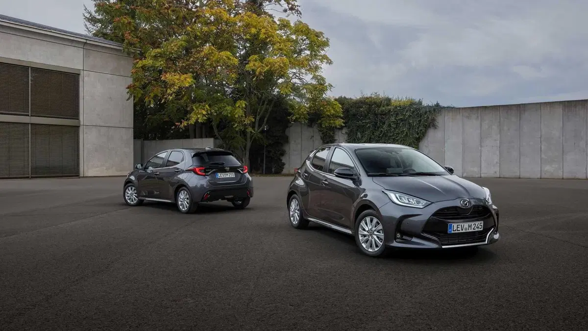 Nuova Mazda 2 ibrida, Anche full (alla Toyota): listino prezzi Italia da 19mila euro (7)
