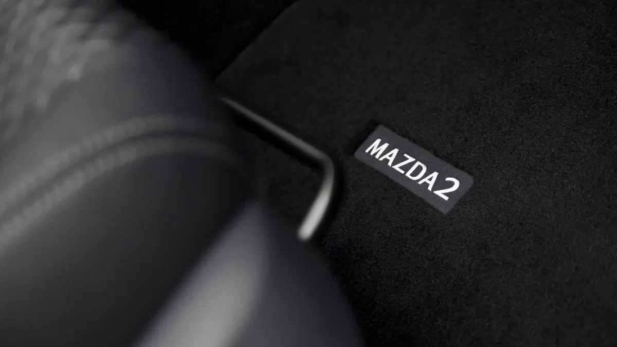 Nuova Mazda 2 ibrida, Anche full (alla Toyota): listino prezzi Italia da 19mila euro (12)