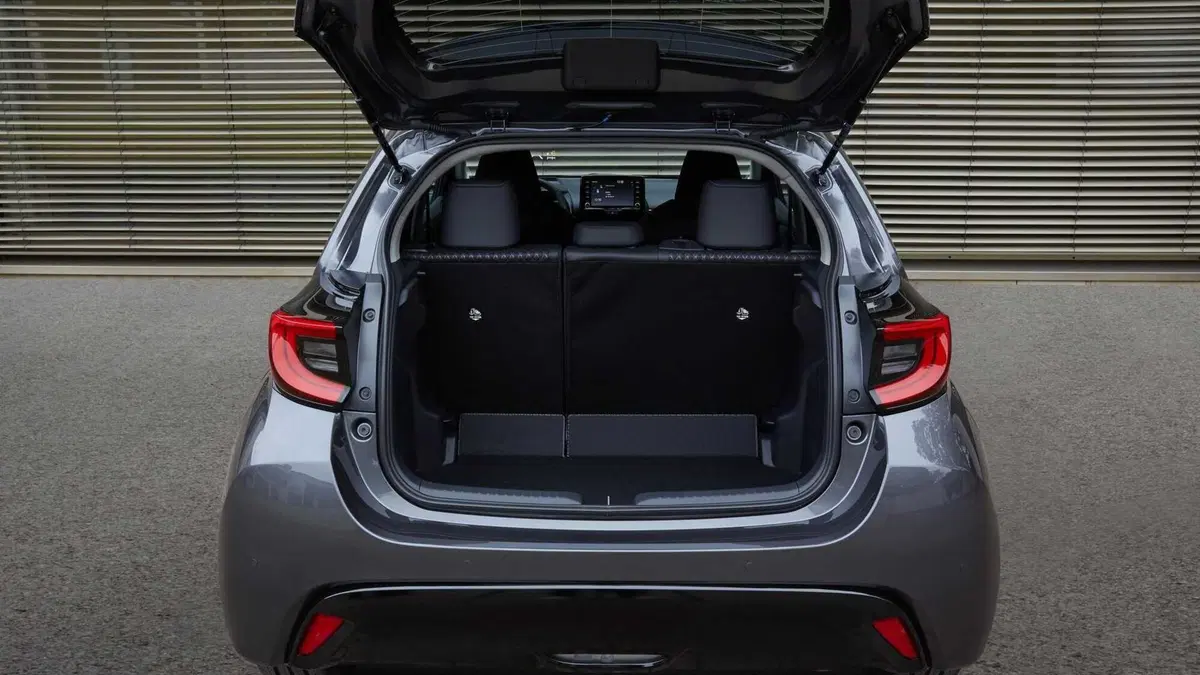 Nuova Mazda 2 ibrida, Anche full (alla Toyota): listino prezzi Italia da 19mila euro (6)