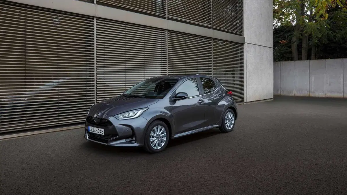 Nuova Mazda 2 ibrida, Anche full (alla Toyota): listino prezzi Italia da 19mila euro (5)