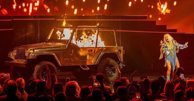 Note dolenti, Per la cantante che brucia una Jeep Wrangler sul palco