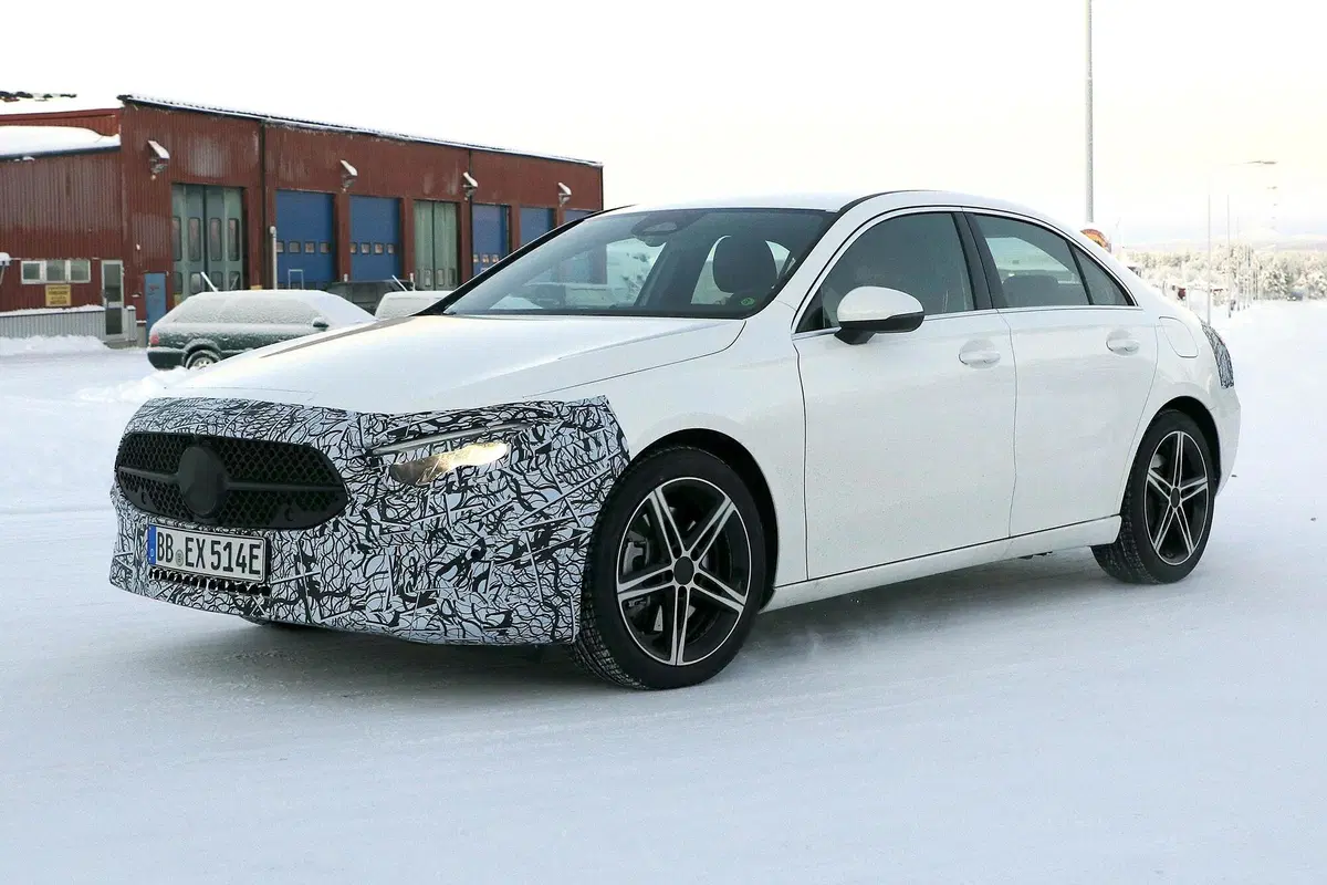 [GALLERY] Mercedes Classe A 2022, la berlina pronta per il facelift si mostra nelle foto spia (2)