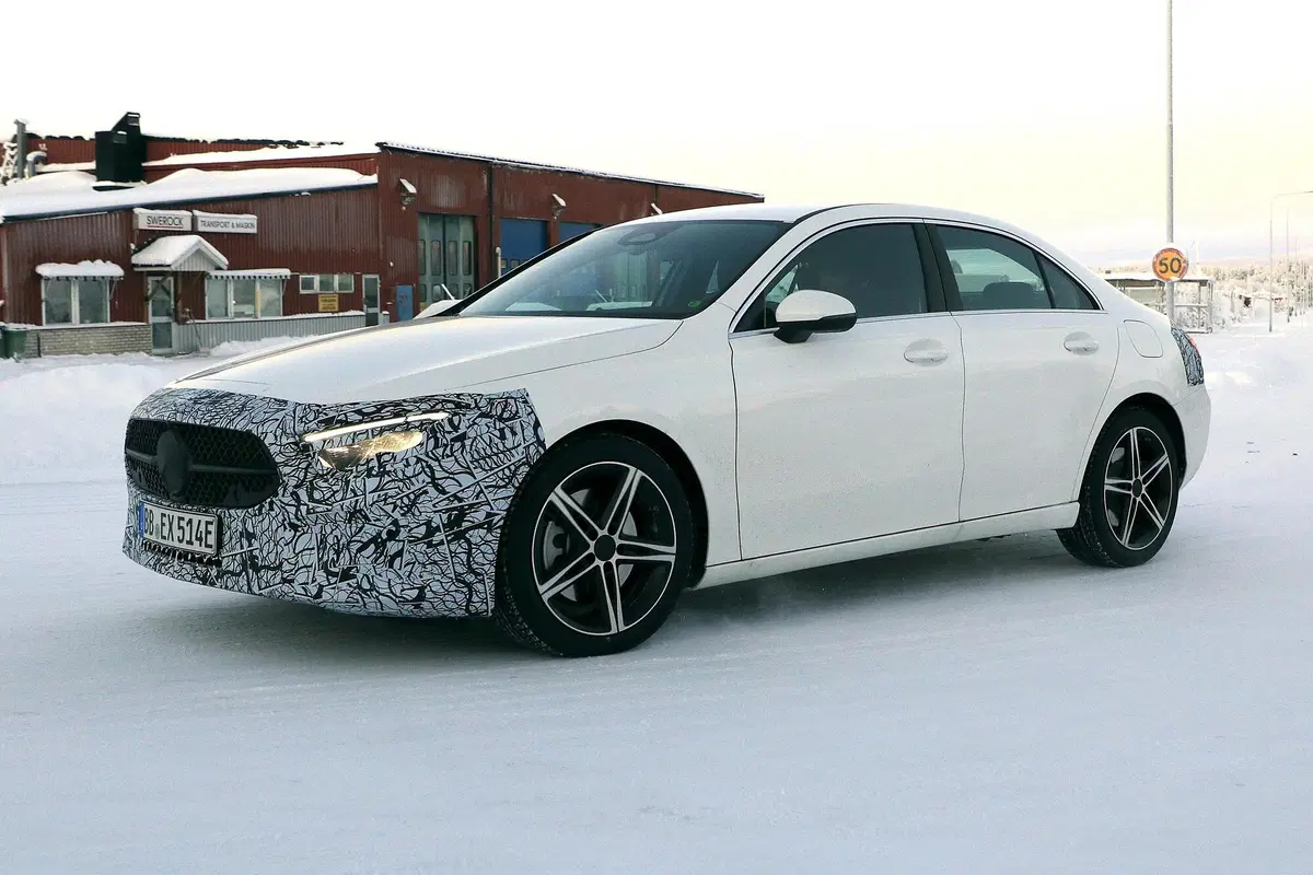 [GALLERY] Mercedes Classe A 2022, la berlina pronta per il facelift si mostra nelle foto spia (3)