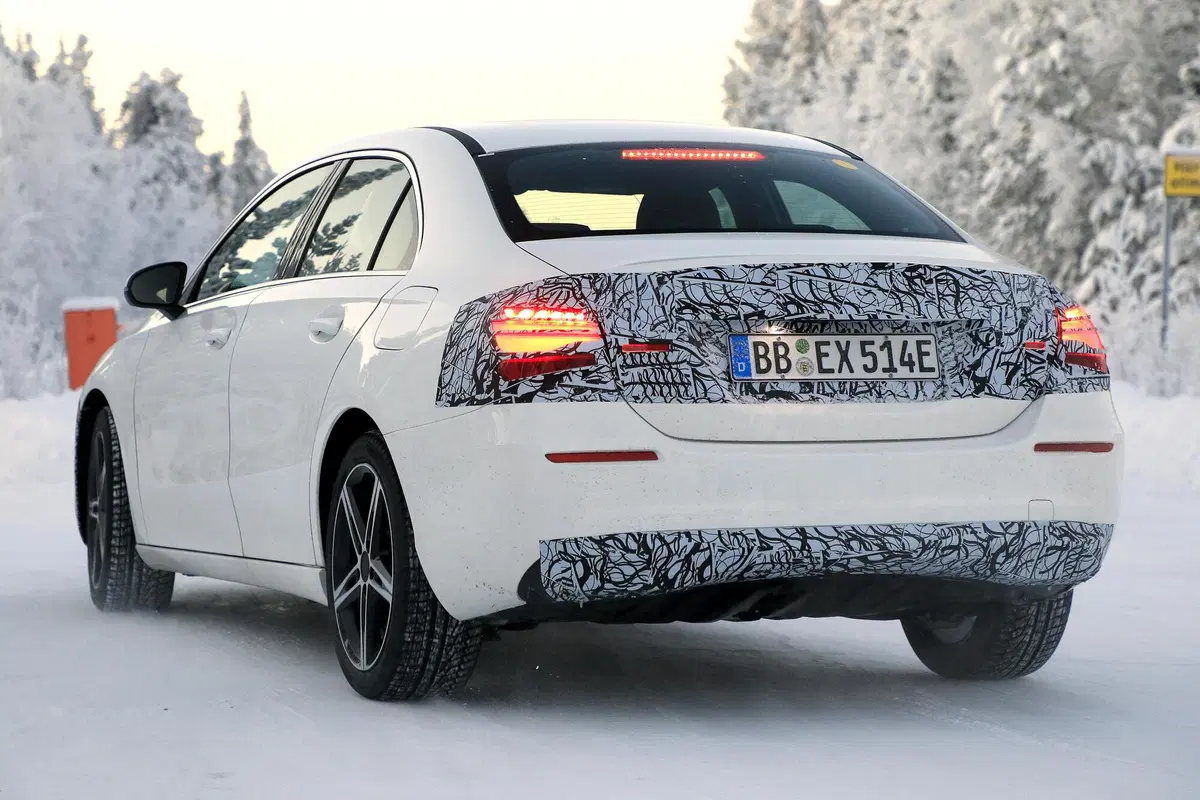 [GALLERY] Mercedes Classe A 2022, la berlina pronta per il facelift si mostra nelle foto spia (5)