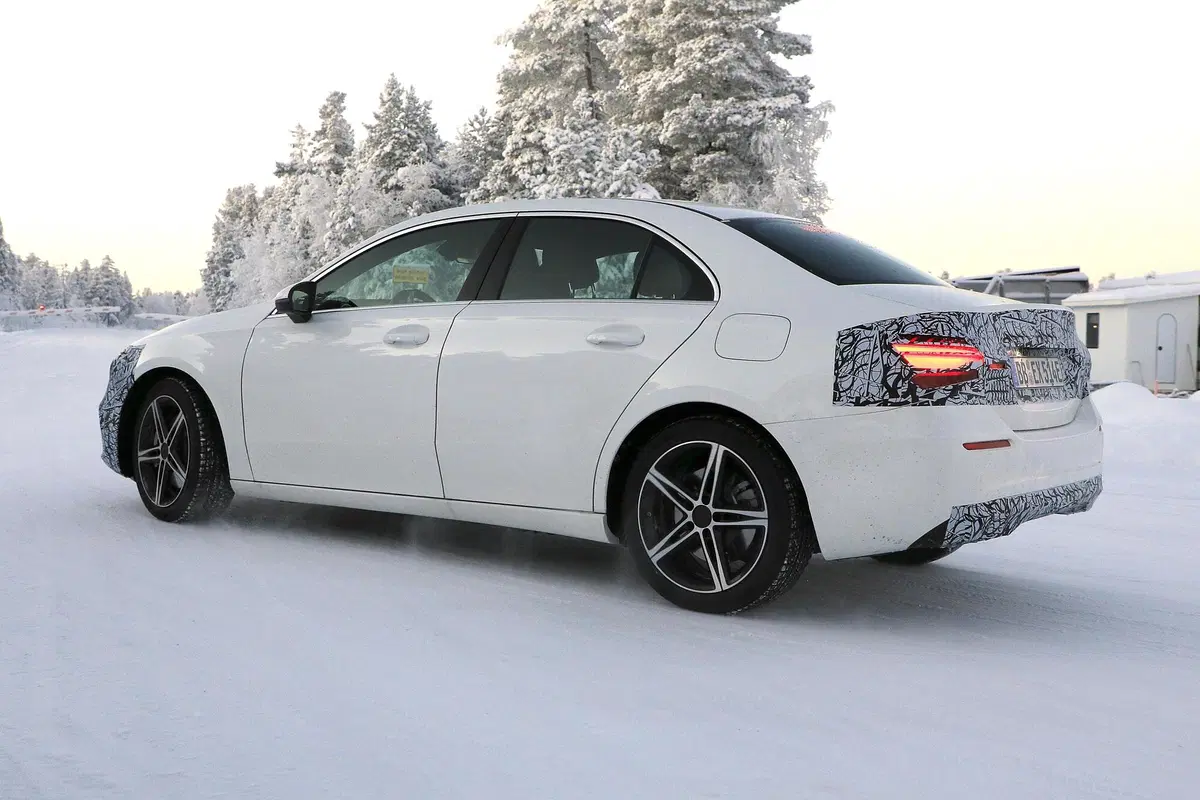 [GALLERY] Mercedes Classe A 2022, la berlina pronta per il facelift si mostra nelle foto spia (6)