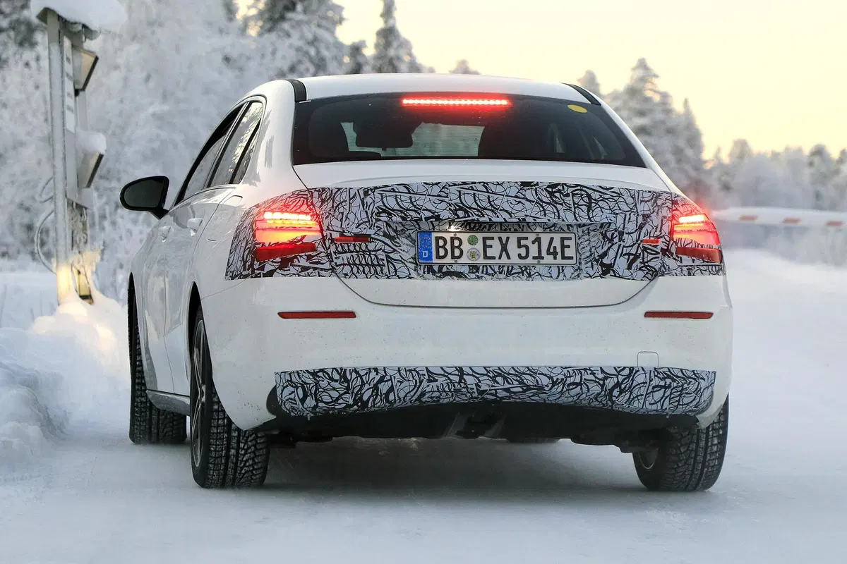 [GALLERY] Mercedes Classe A 2022, la berlina pronta per il facelift si mostra nelle foto spia (7)