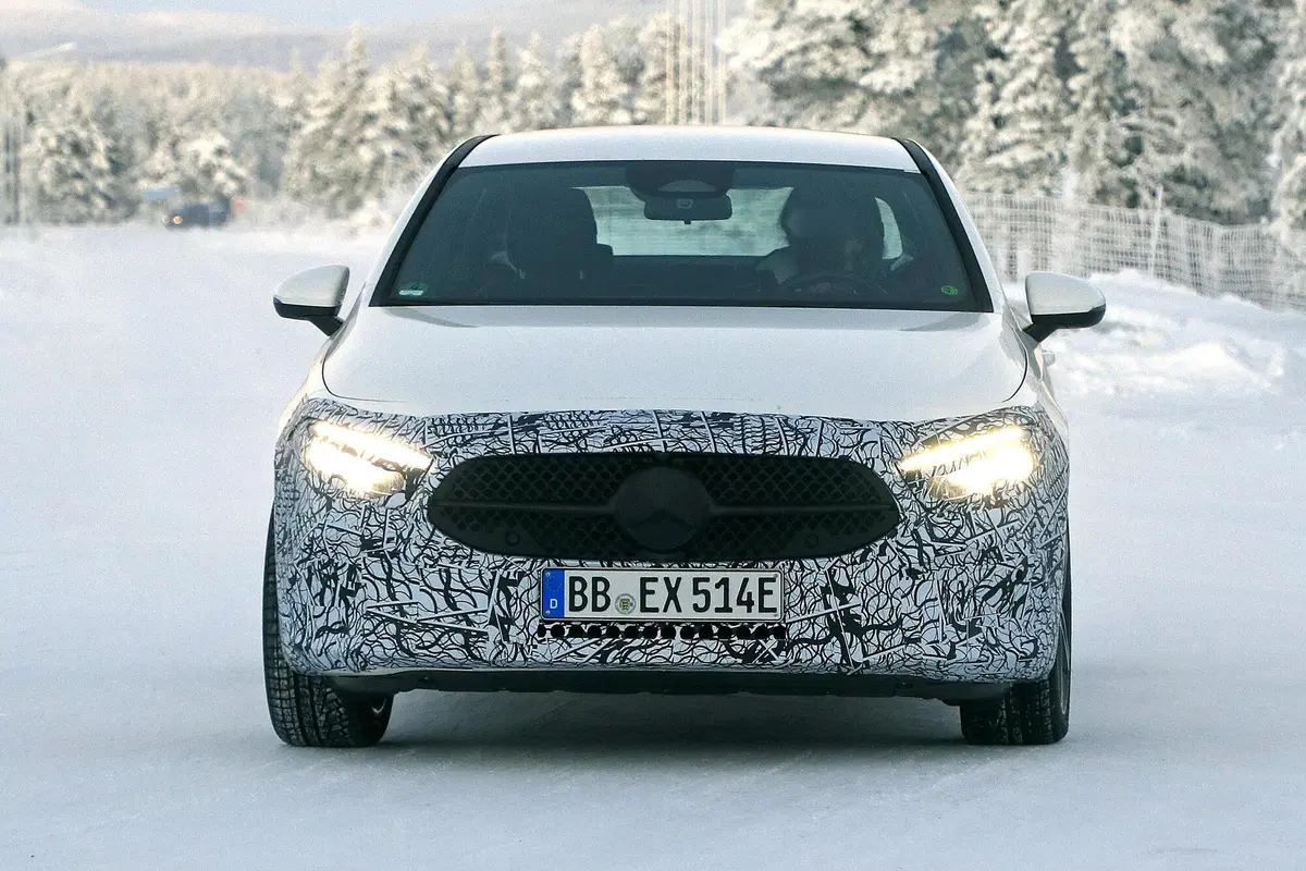 [GALLERY] Mercedes Classe A 2022, la berlina pronta per il facelift si mostra nelle foto spia (9)