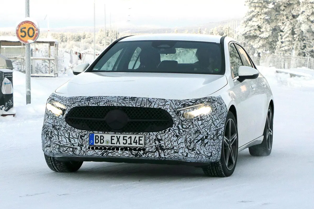 [GALLERY] Mercedes Classe A 2022, la berlina pronta per il facelift si mostra nelle foto spia
