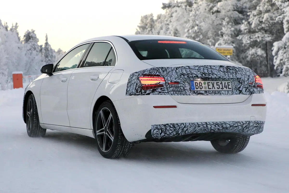 [GALLERY] Mercedes Classe A 2022, la berlina pronta per il facelift si mostra nelle foto spia (10)