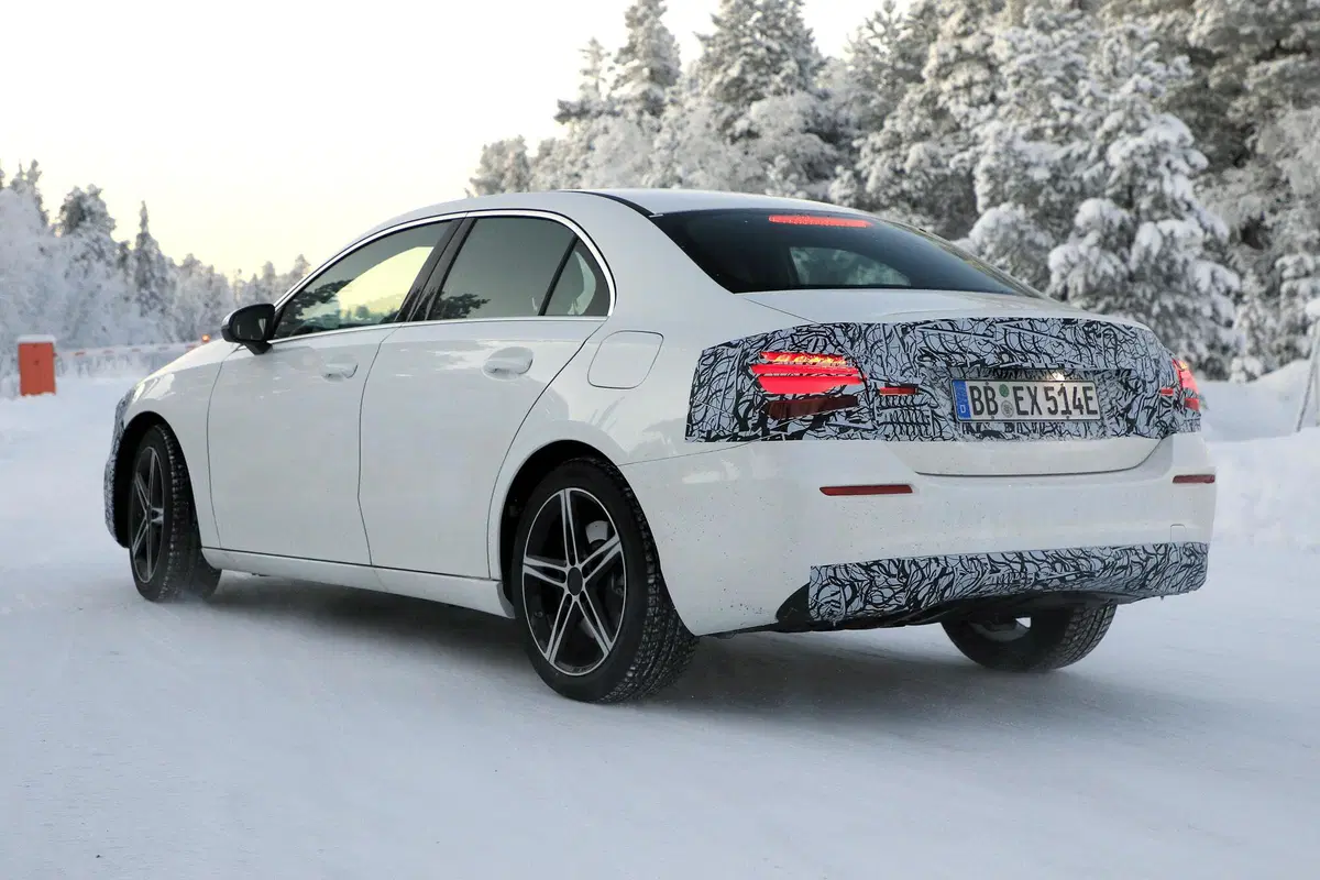 [GALLERY] Mercedes Classe A 2022, la berlina pronta per il facelift si mostra nelle foto spia (14)