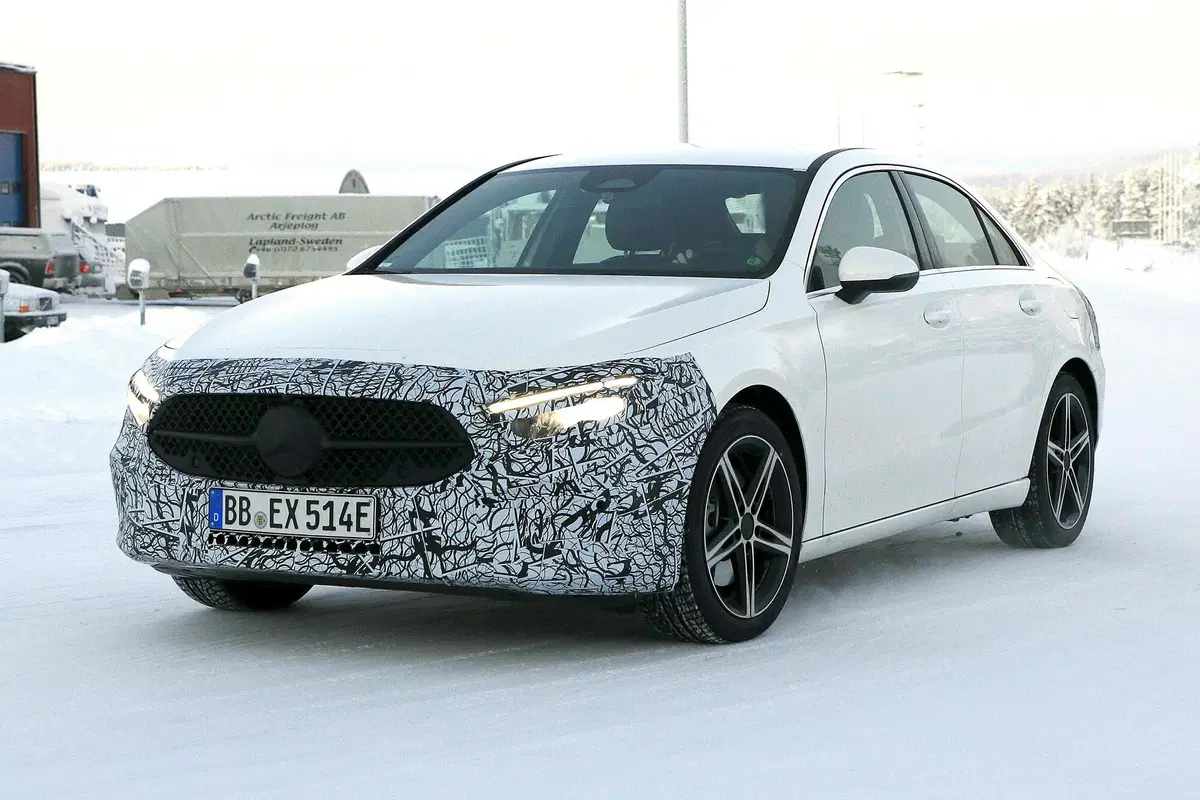 [GALLERY] Mercedes Classe A 2022, la berlina pronta per il facelift si mostra nelle foto spia (12)