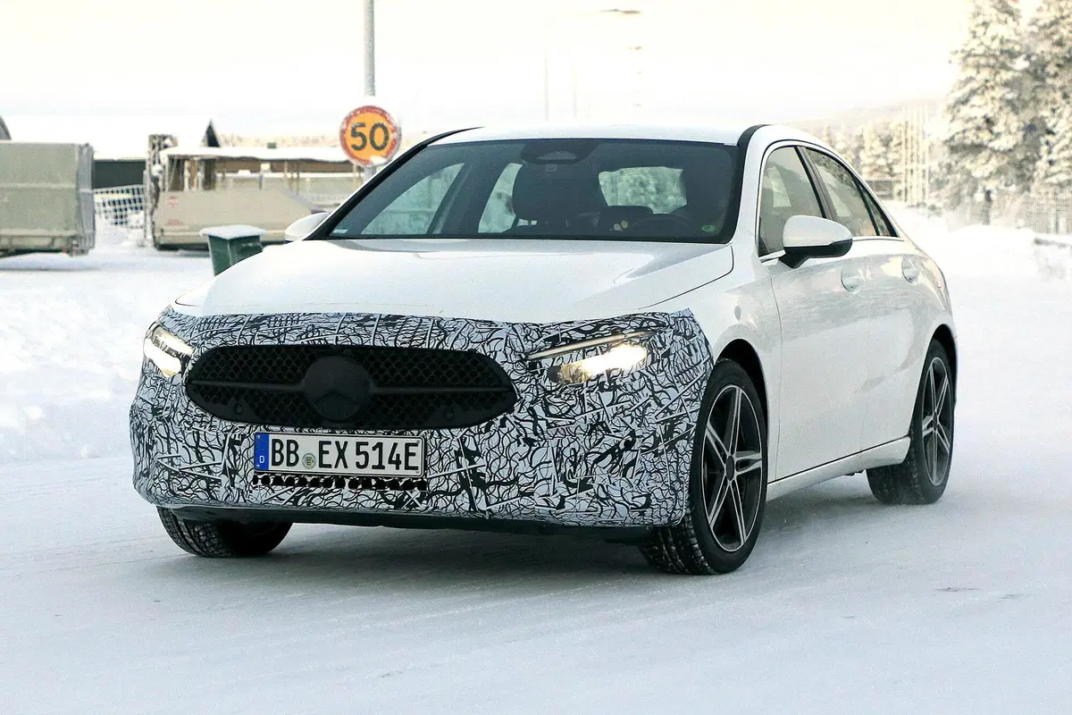 [GALLERY] Mercedes Classe A 2022, la berlina pronta per il facelift si mostra nelle foto spia (13)
