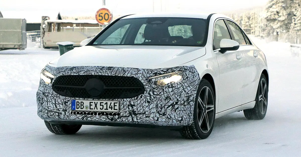 [GALLERY] Mercedes Classe A 2022, la berlina pronta per il facelift si mostra nelle foto spia