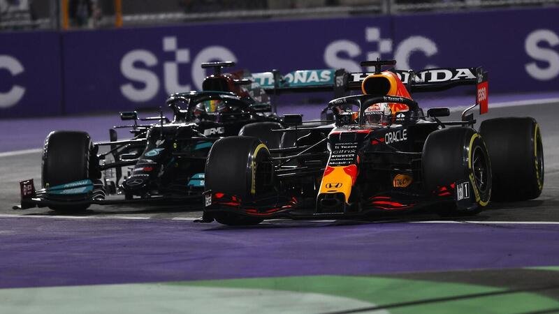 Formula 1: cosa succederebbe in caso di incidente tra Hamilton e Verstappen ad Abu Dhabi?