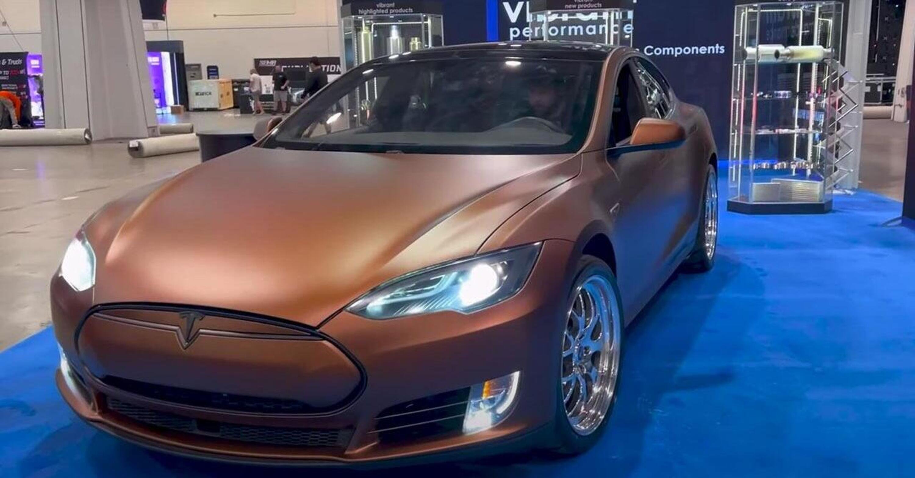 Come ti raggiro Greta Thunberg: ecco la Tesla Model S con un V8 Camaro sotto al cofano [VIDEO]