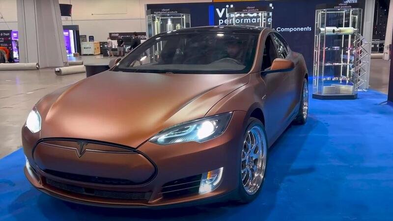 Come ti raggiro Greta Thunberg: ecco la Tesla Model S con un V8 Camaro sotto al cofano [VIDEO]