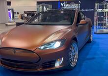 Come ti raggiro Greta Thunberg: ecco la Tesla Model S con un V8 Camaro sotto al cofano [VIDEO]