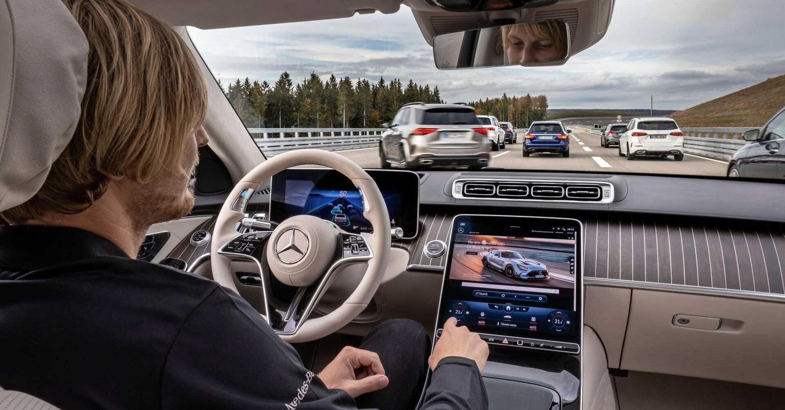 Mercedes batte Tesla nella guida autonoma: via alla guida senza mani