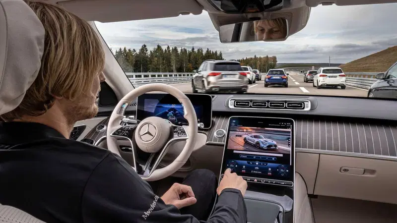 Mercedes batte Tesla nella guida autonoma: via alla guida senza mani