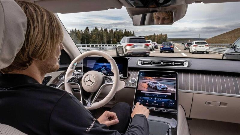 Mercedes batte Tesla nella guida autonoma: via alla guida senza mani