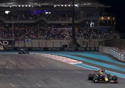 F1, GP Abu Dhabi 2021: Verstappen vince e si laurea campione del mondo