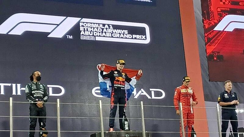 F1, GP Abu Dhabi 2021: Verstappen vince gara e titolo, Hamilton perde, la Mercedes non accetta la sconfitta